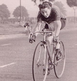 Seeger on her way to second place in a 30 miles race in 1948