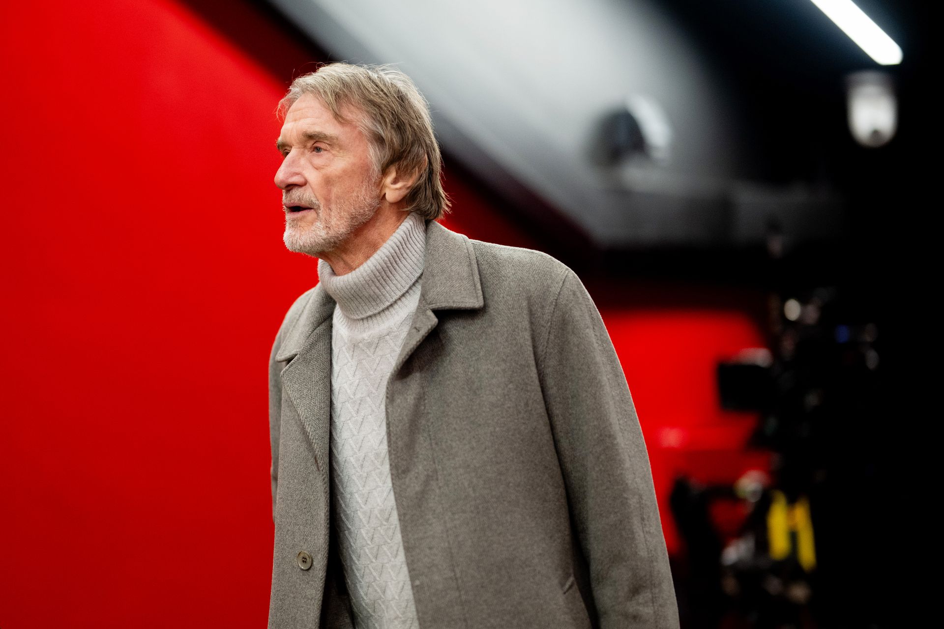 O proprietário minoritário do Manchester United, Sir Jim Ratcliffe, planeja cortar outros 100 empregos