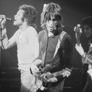 Bobby Tench (left), onstage with Jeff Beck