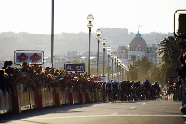 The peloton contests the field sprint for third place.