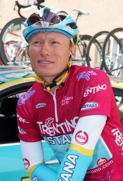 Race leader Alexandre Vinokourov (Astana) awaits the start of stage three.