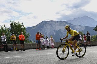 Niewiadoma defends the yellow jersey on the slopes of Alpe d'Huez