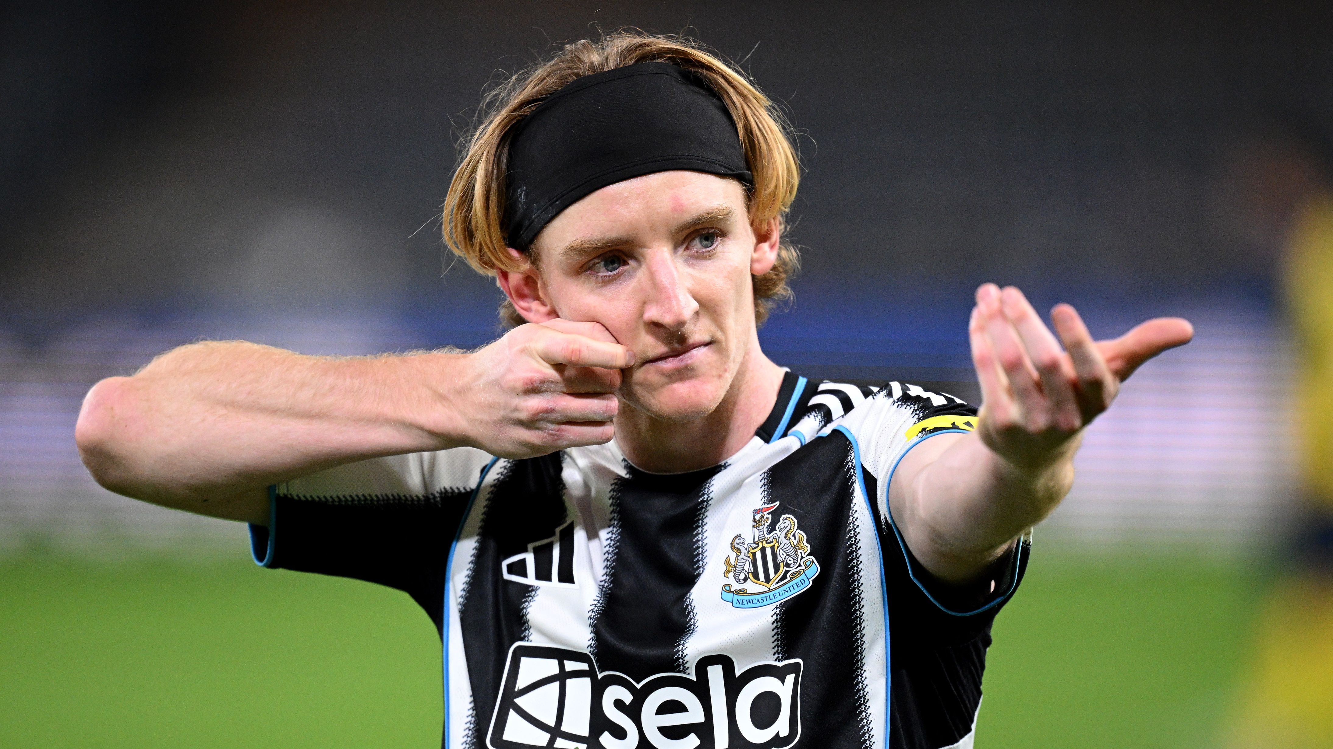 Anthony Gordon of Newcastle United celebrates scoring his team's third goal from the penalty spot during the UEFA Champions League 2025/26 League Phase MD2 match between R. Union Saint-Gilloise and Newcastle United FC at RSC Anderlecht Stadium on October 01, 2025 in Brussels, Belgium.