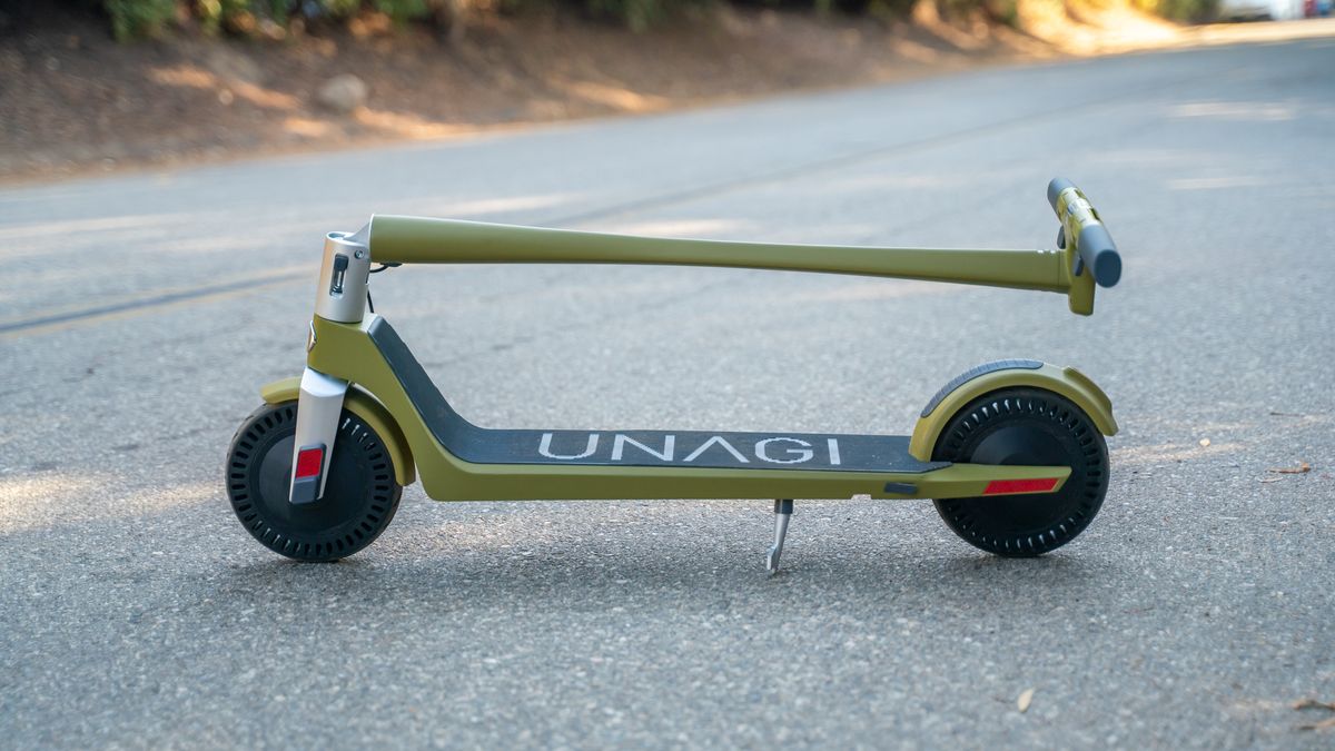 Unagi Model One E500 on a paved road