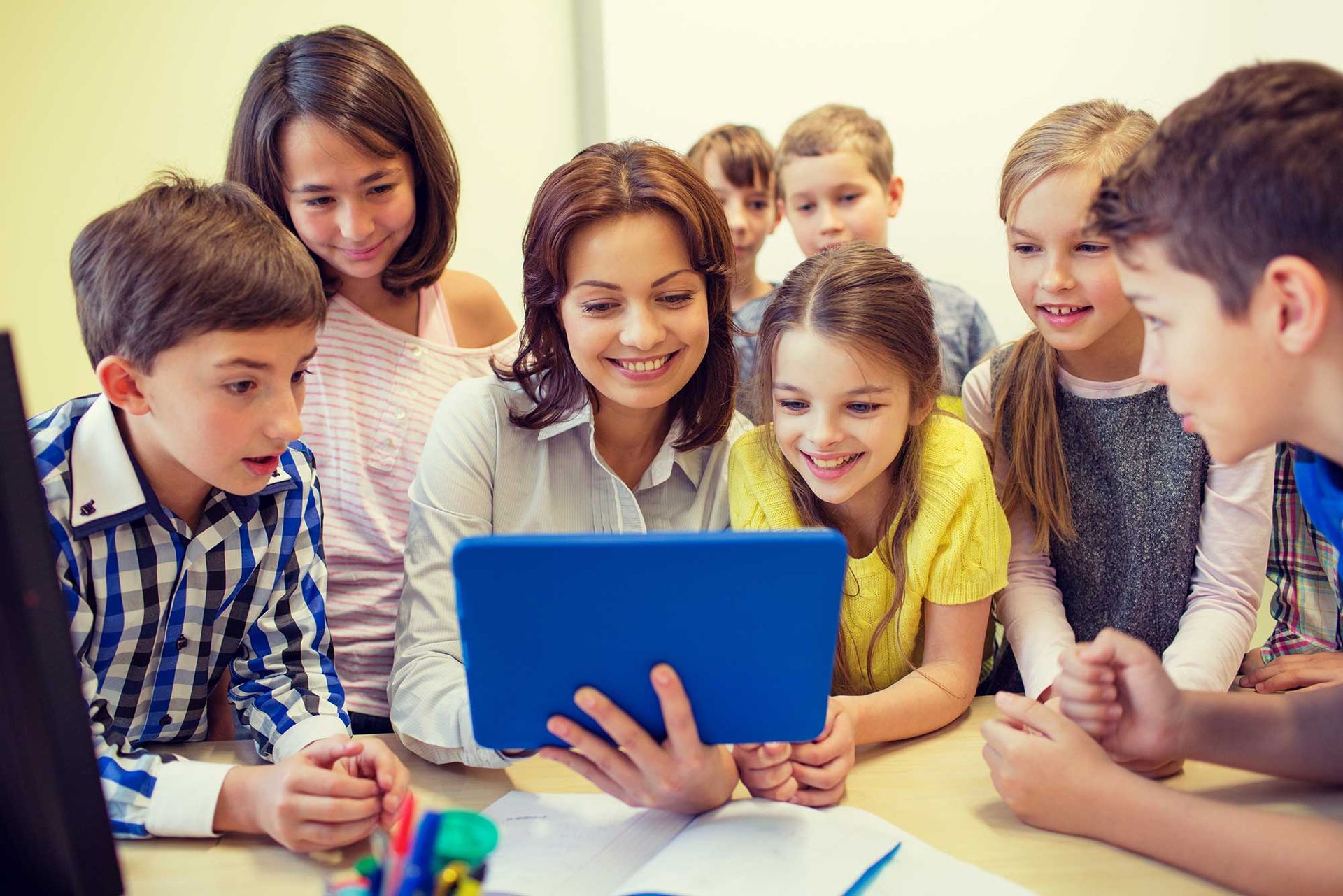 Year 4 students. Учитель и дети. Дети в классе. Современные школьники в школе. Дети в школе с учителем.