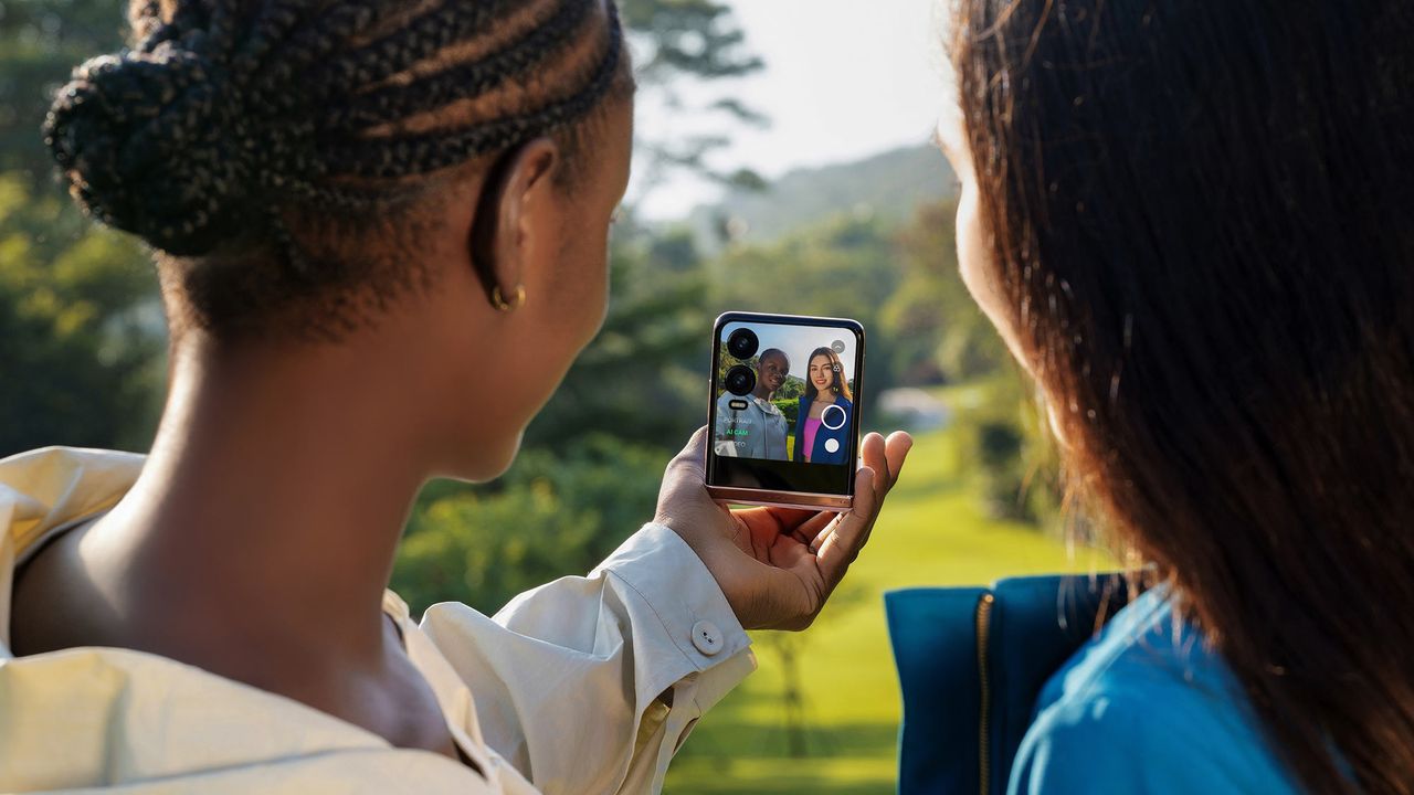 An image of two women taking a selfie on the new INFINIX phoeo