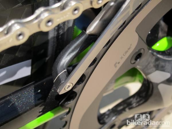 Visual guides on the front and rear edges of the front derailleur cage make for easier setup.