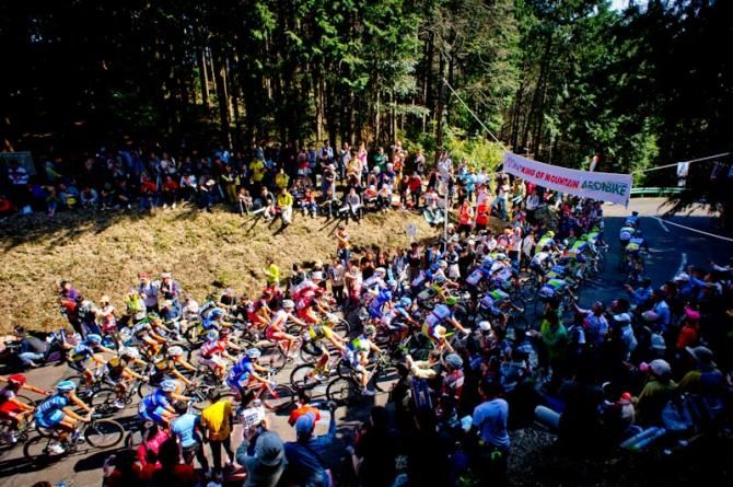 Huge spectator gathered on the top of KOM in Japan Cup 2012