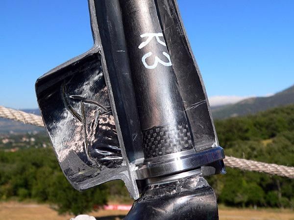 As on the new Tarmac SL2, the lower headset bearing is moved 12mm higher up in the head tube to transfer loads directly into the well-supported wall of the down tube.