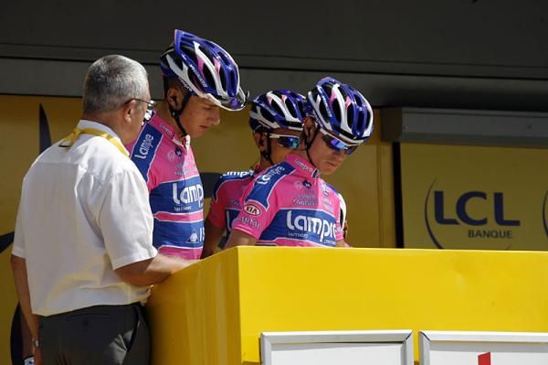Damiano Cunego (Lampre - ISD) checks in before the start of stage 1