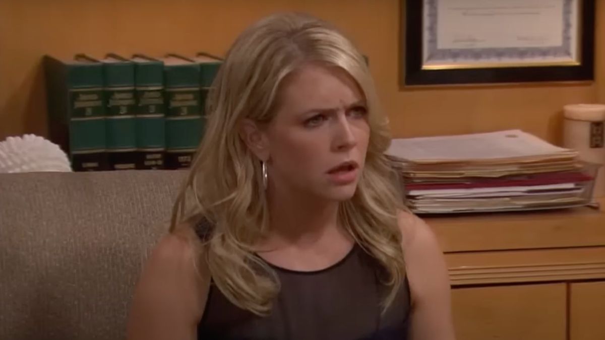 Melissa Joan Hart as Mel on Melissa &amp; Joey looking confused and disgruntled. 