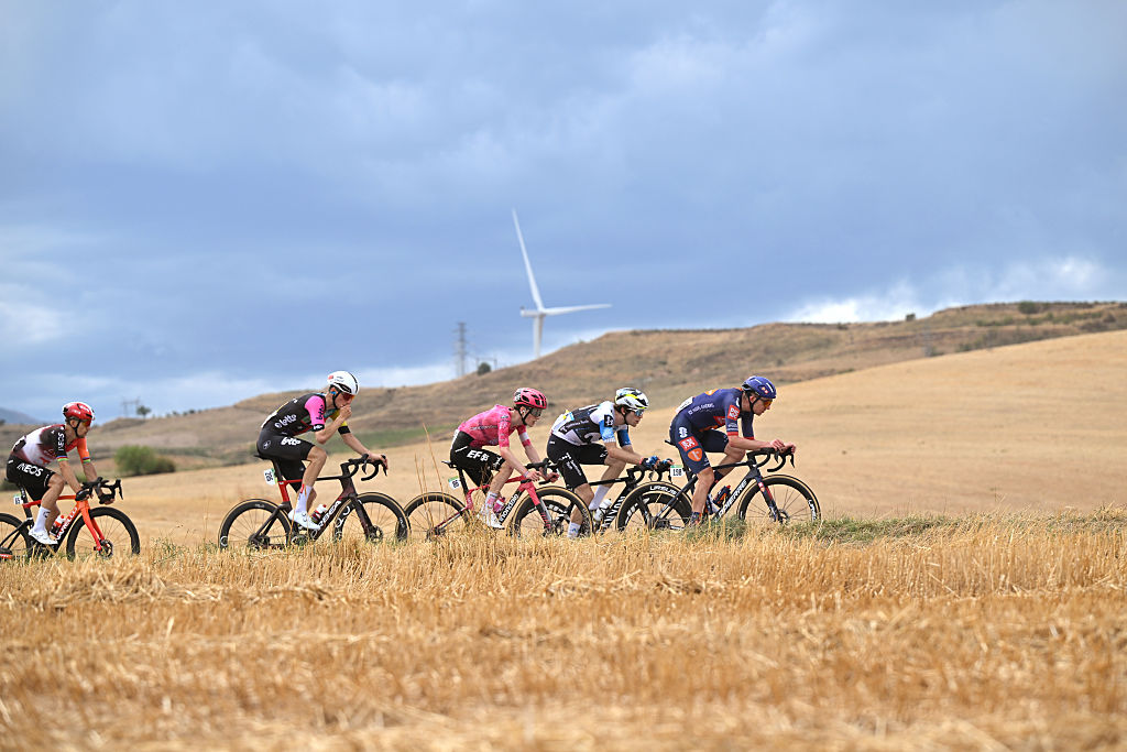 Vuelta a España stage 9 LIVE – Five man breakaway forms following breathless start