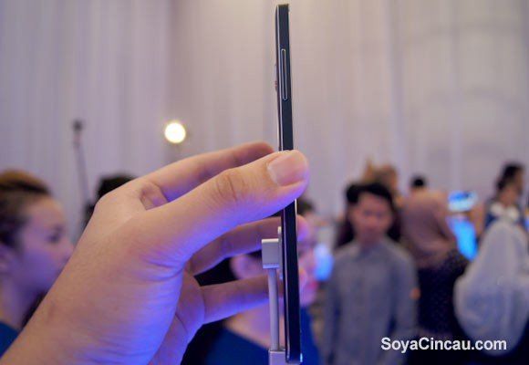 Galaxy A7 side view