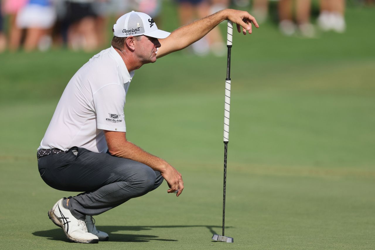 Lucas Glover lines up a putt