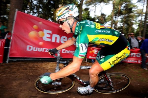 Sven Nys speeds along