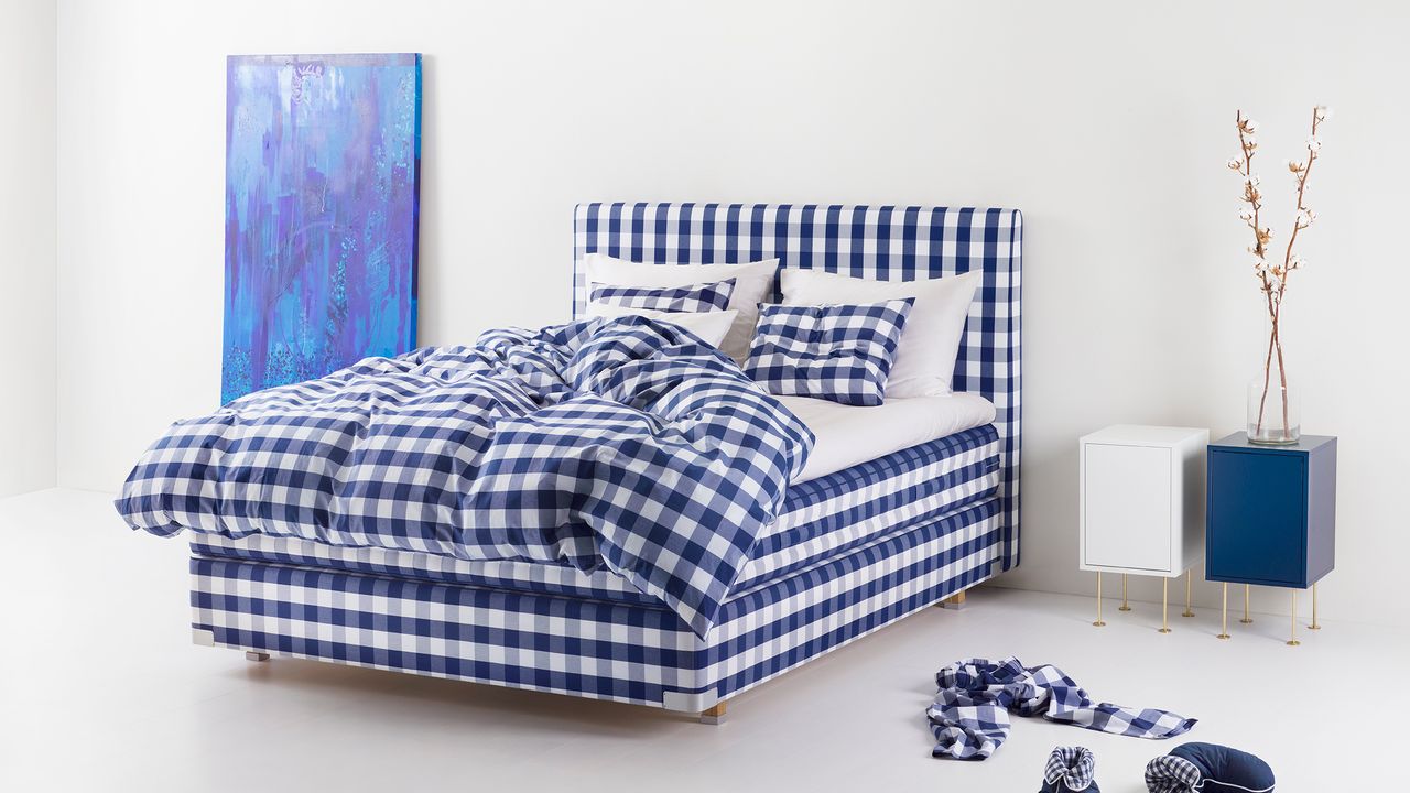 Hästens blue check bed