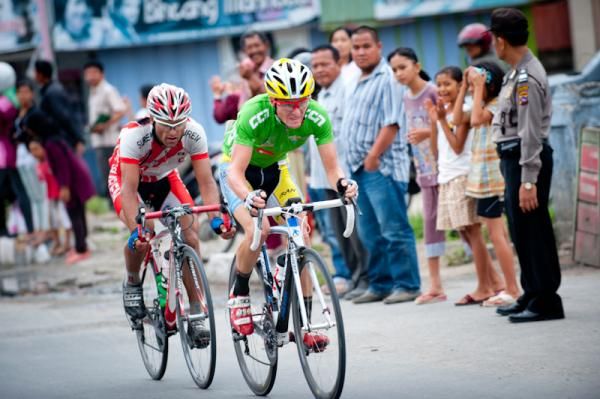 Oscar Pujol (Azad University Cross Team) and Hamid Shirisisan (Uzbekistan Suren Team) push for the finish