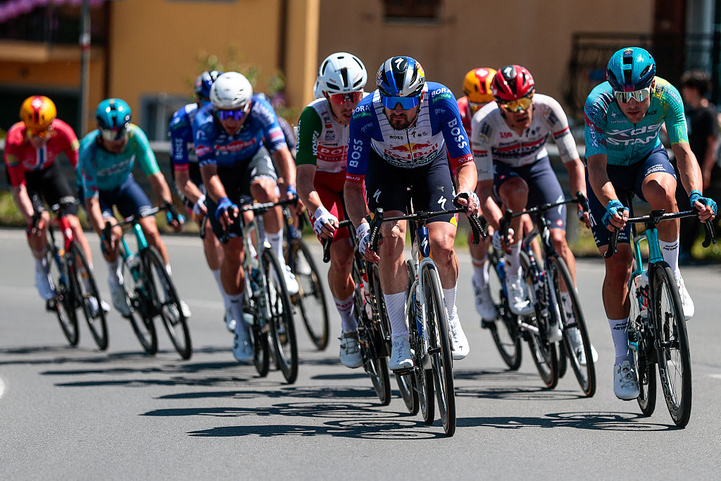 Giro d'Italia stage 11 LIVE: Narv&aacute;ez, Scaroni and Mas in a large breakaway poised for stage win battle on final climbs 
