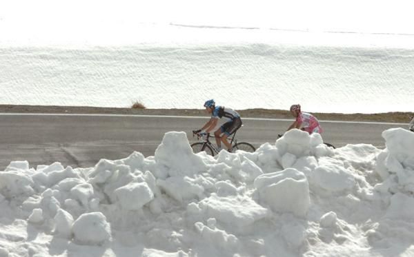 Hesjedal leads Rodriguez through the snow on the Stelvio