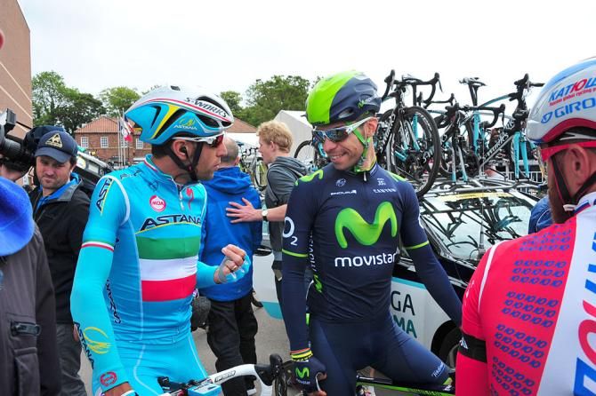 Vincenzo Nibali and Giovanni Visconti chat at the start.