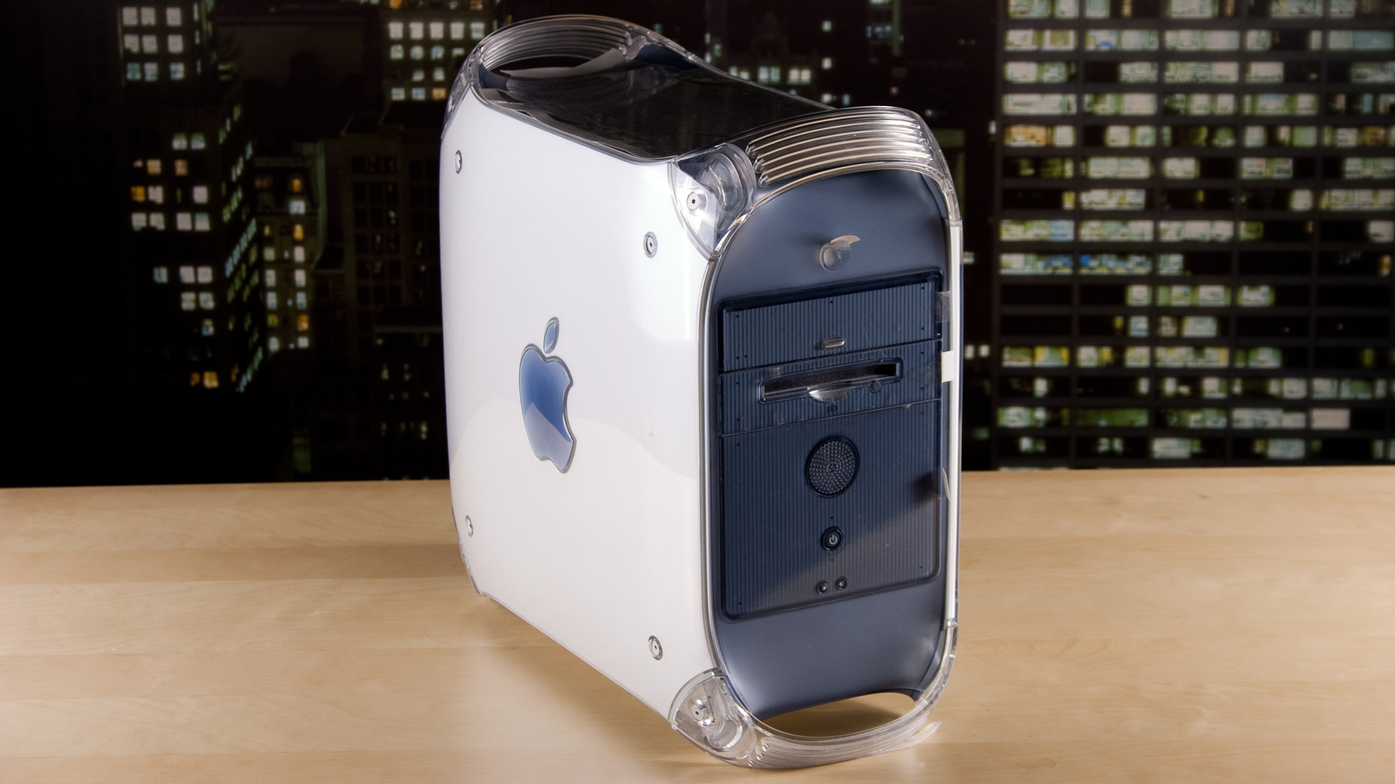 کامپیوتر رومیزی Mac G4 روی میز