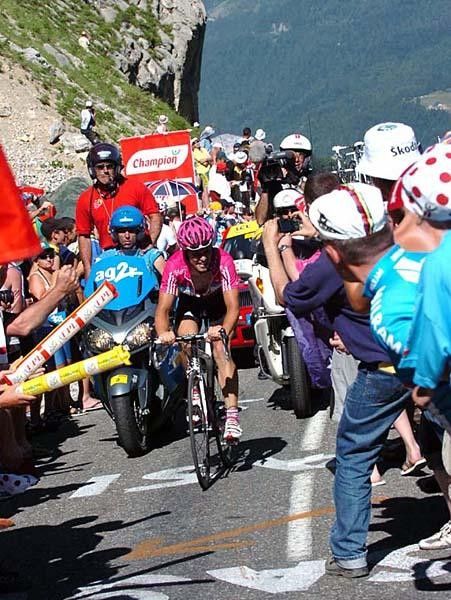Linus Gerdemann (T-Mobile) is solo in the front