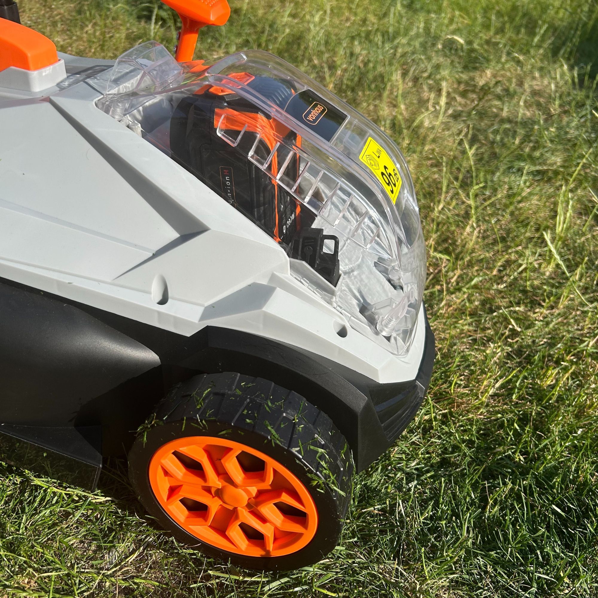 Vonhaus Cordless Lawn Mower 40V - wheels