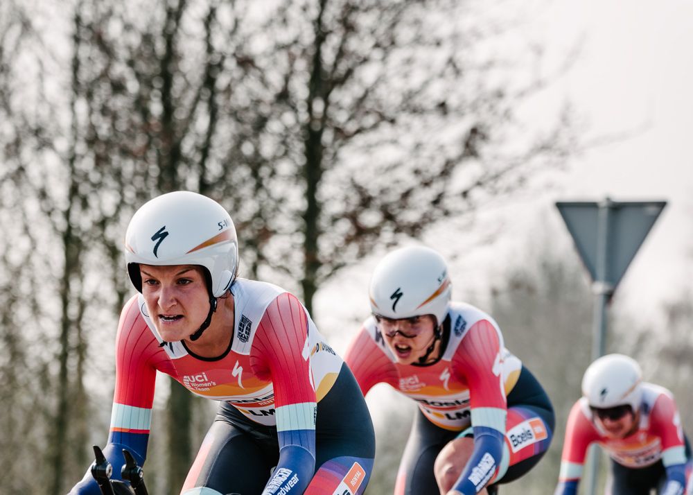 Lizzie Armitstead leads Romy Kasper