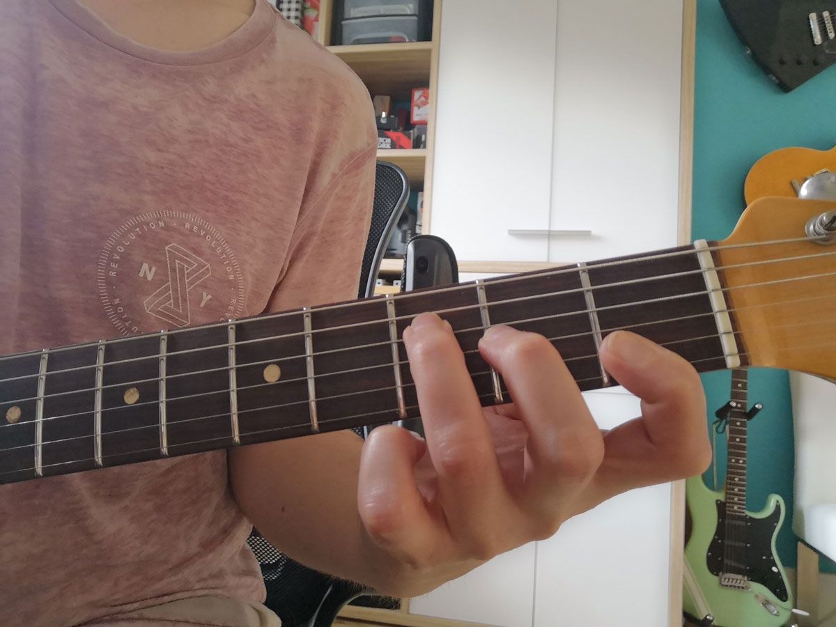 How to play the F chord on guitar
