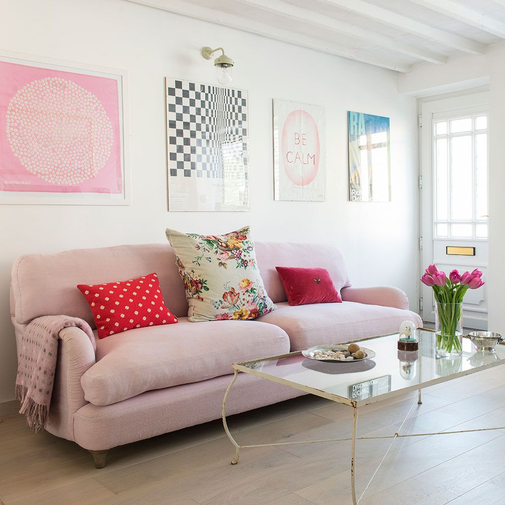 living room with wooden flooring and white wall