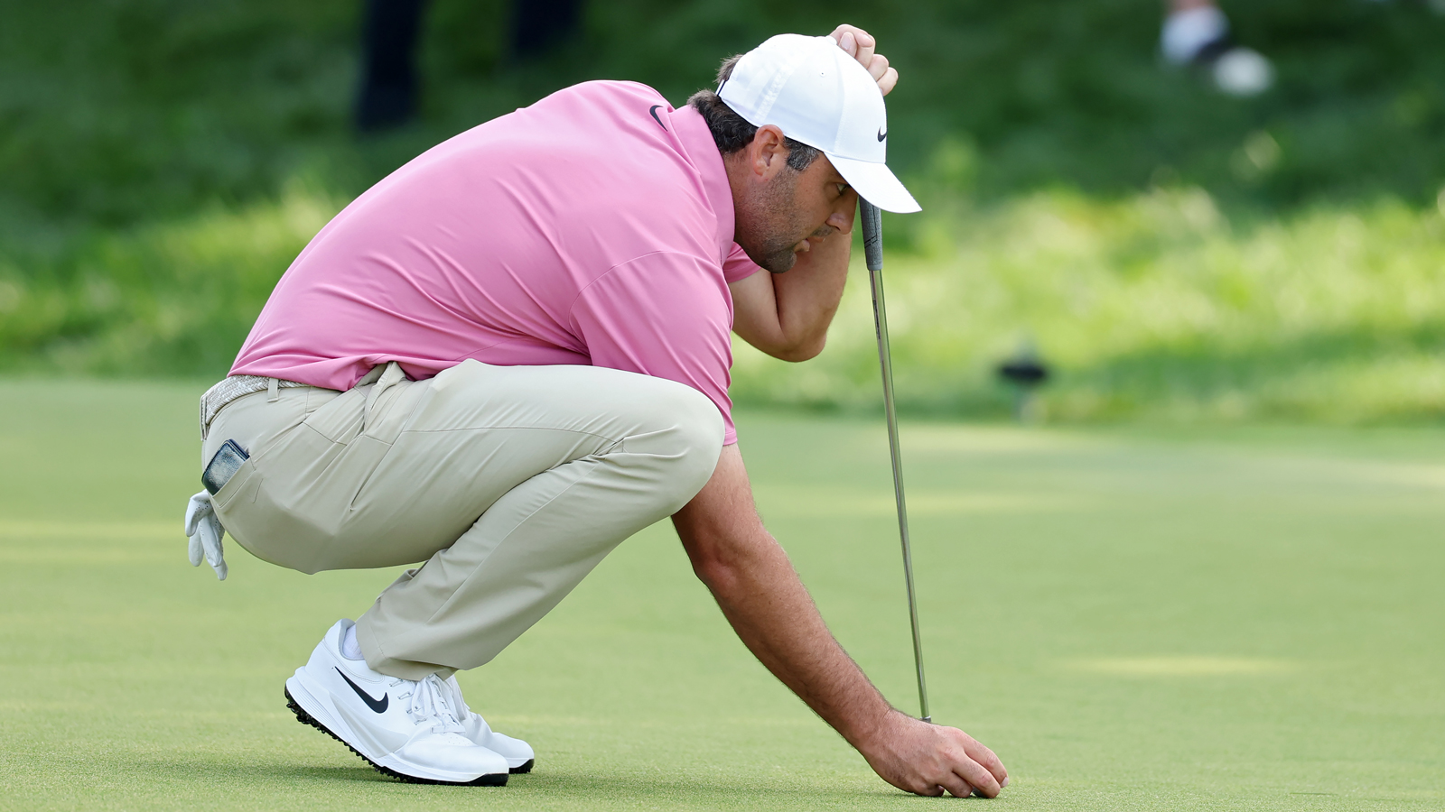 Scottie Scheffler lines up a putt