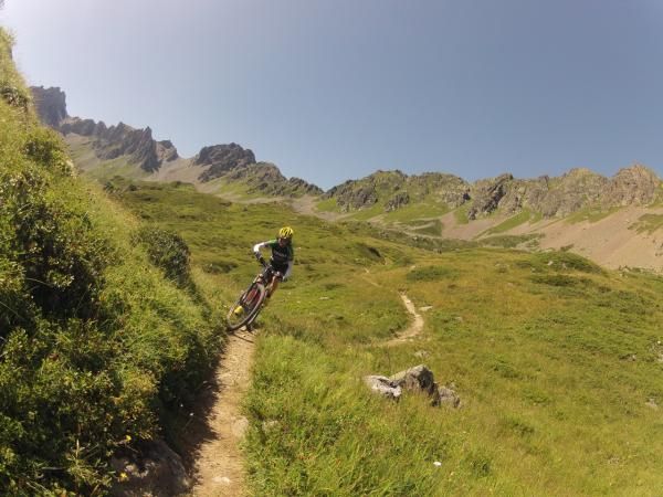 Mary McConneloug shredding the back country, Col du Joly