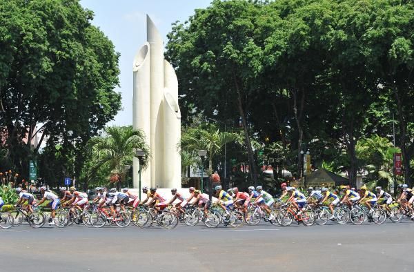 Riders passed in front of Tugu Bambu Runcing Surabaya on stage 1.