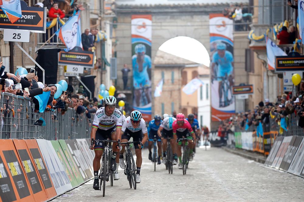 Peter Sagan leads in the field at the end of stage 5 at Tirreno