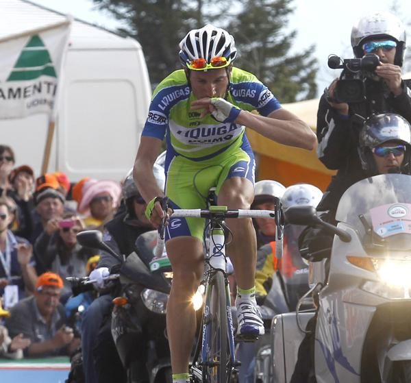 Ivan Basso crosses the line to win stage 15