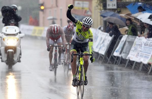 Bartosz Huzarski (ISD - Neri) tops his breakaway companions to win on stage 1
