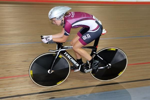 Emily Roper on her way to a gold medal in the women's under 19 2000m individual pursuit.