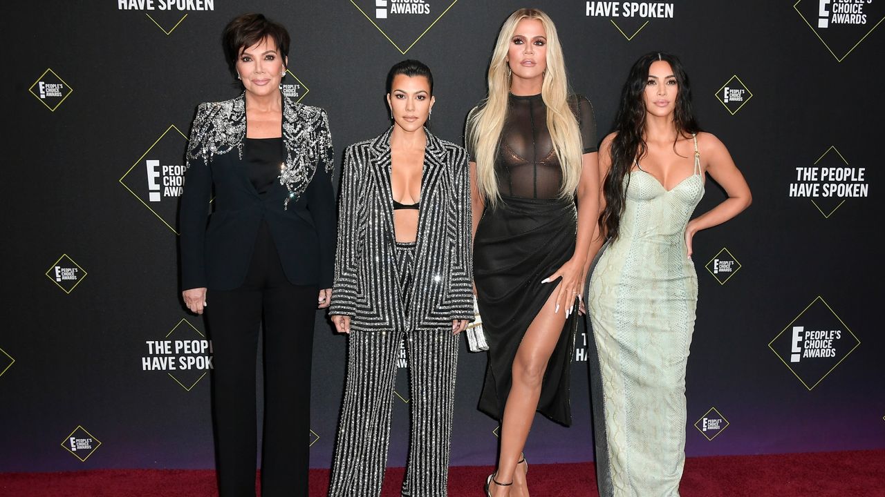 SANTA MONICA, CALIFORNIA - NOVEMBER 10: (L-R) Kris Jenner, Kourtney Kardashian, Khloé Kardashian and Kim Kardashian attend`Kim Kardashian the 2019 E! People&#039;s Choice Awards at Barker Hangar on November 10, 2019 in Santa Monica, California. (Photo by Frazer Harrison/Getty Images)