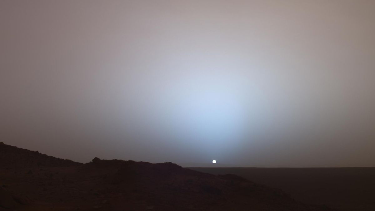 The sun sets below the rim of Gusev crater on Mars in this stunning view captured by NASA&#039;s Spirit rover on May 19, 2005. 