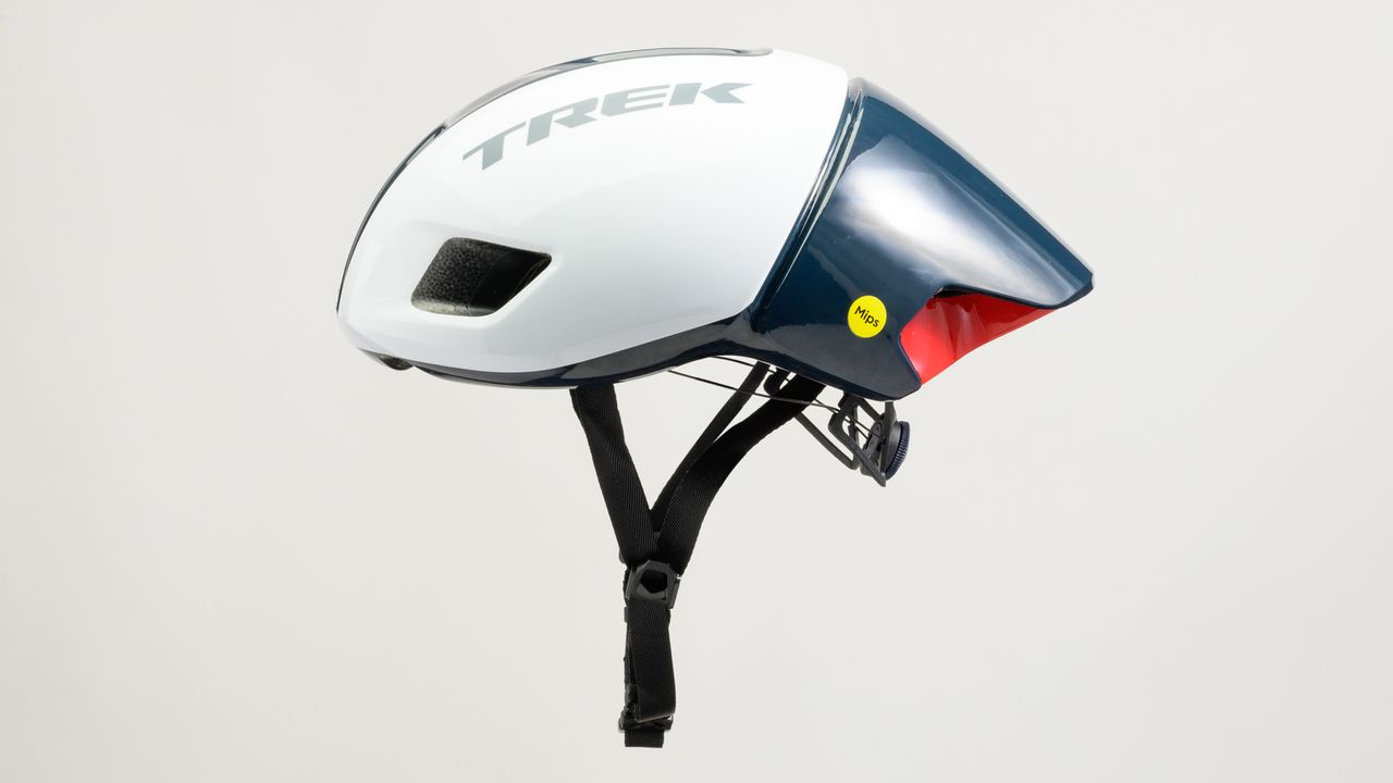 Trek Ballista MIPS on a pale background