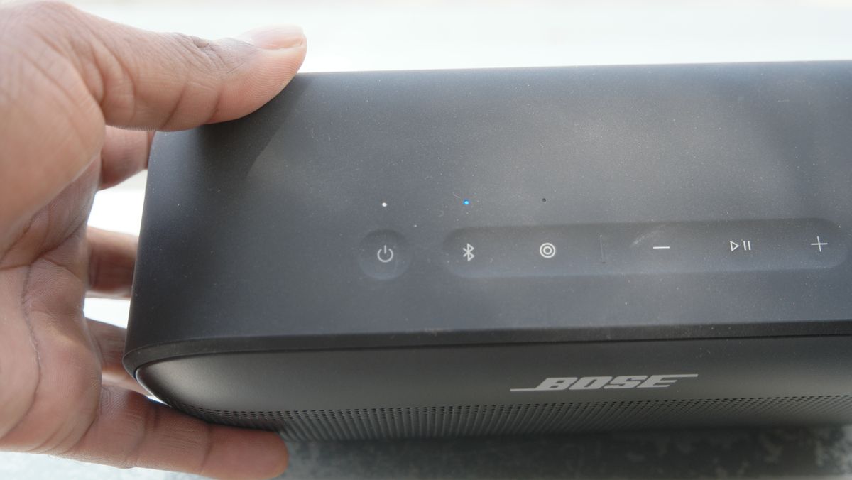 Bose SoundLink Plus Bluetooth connecting