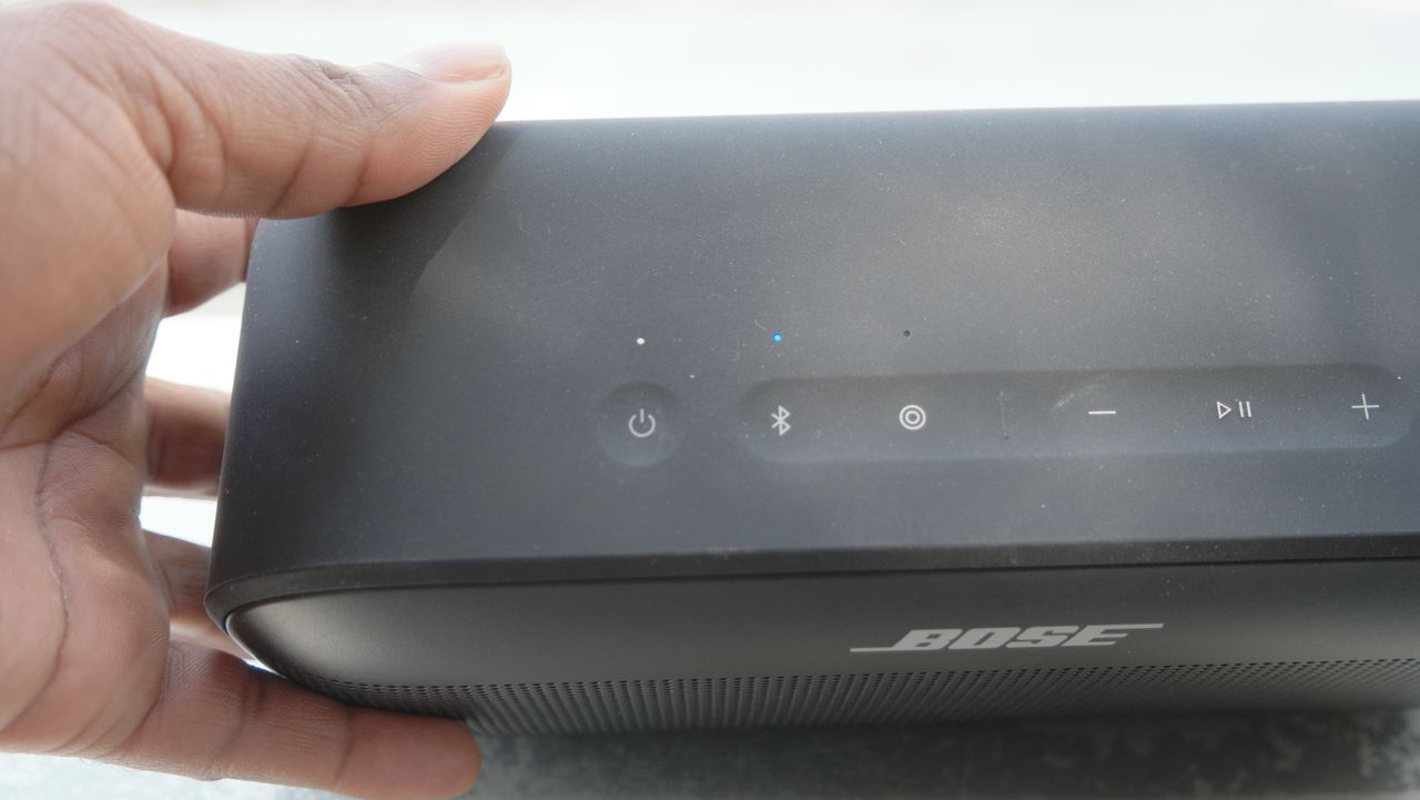 Bose SoundLink Plus Bluetooth connecting