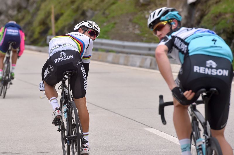 Michał Kwiatkowski (Etixx-Quick Step) checks over his shoulder