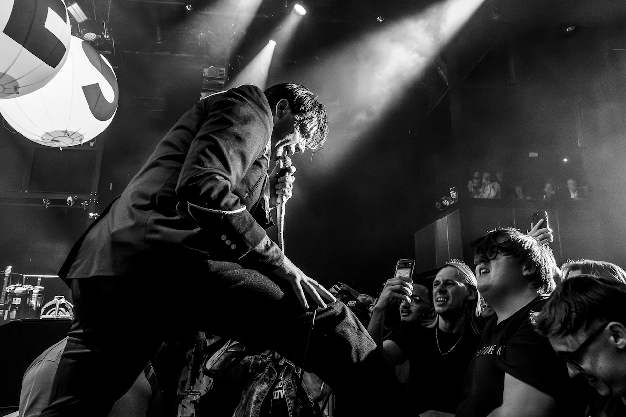 Pelle from the Hives singing to the audience