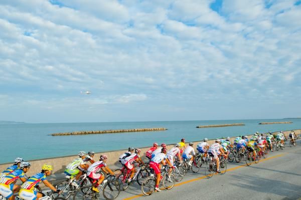 The peloton passed a beautiful beach.