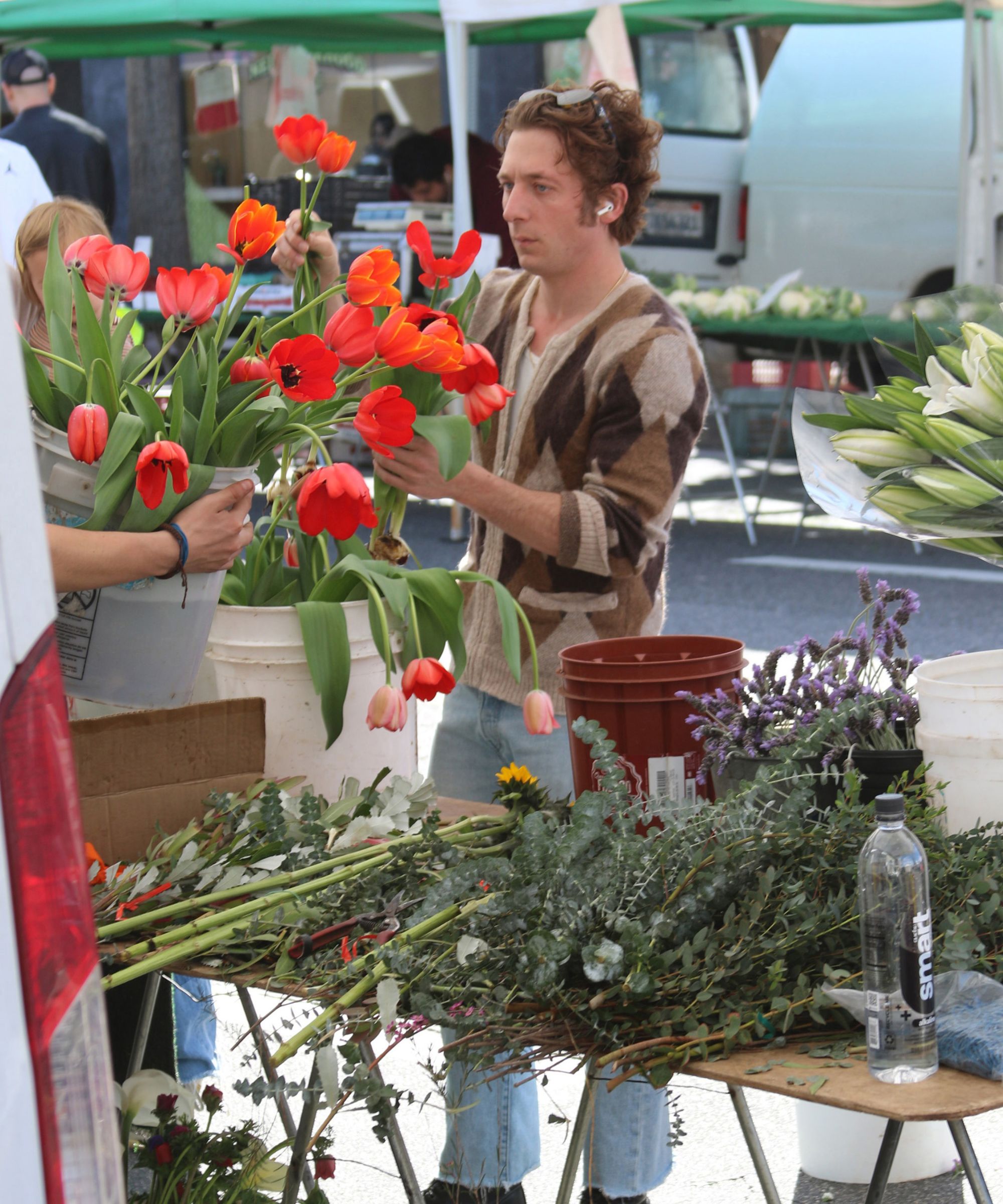 jeremy allen white holding flowers