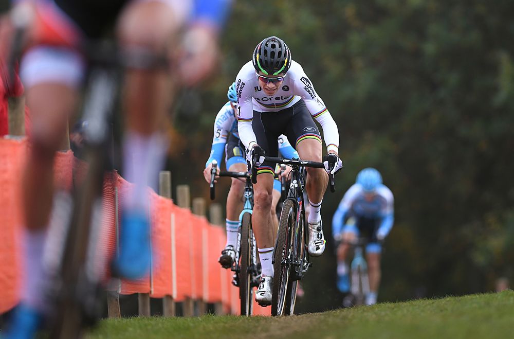 Wout Van Aert (Crelan-Vastgoedservice) chasing