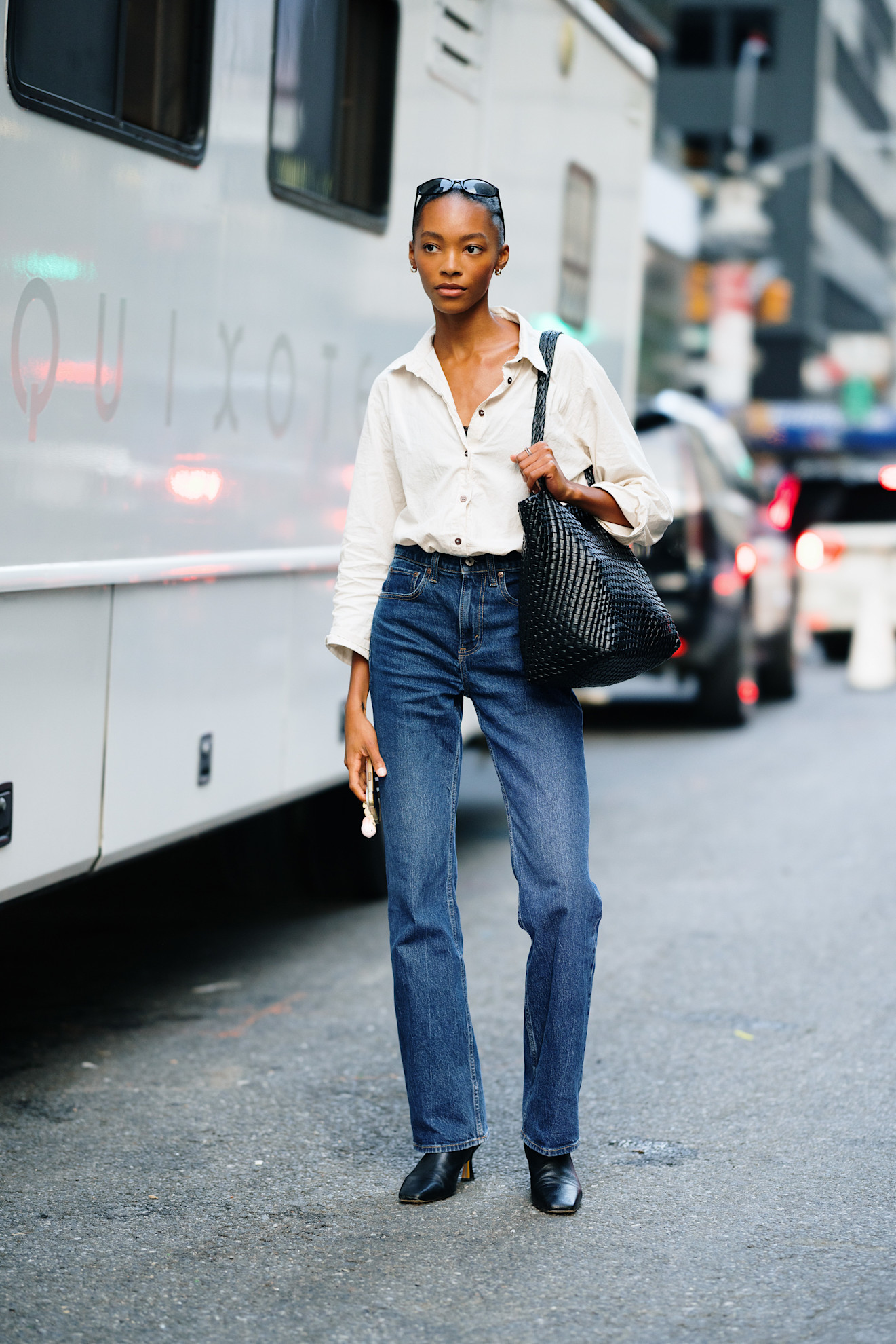 woman wearing white button-down and stovepipe jeans
