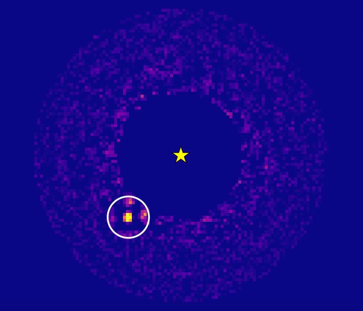 Giant exoplanet imaged live thanks to star mapping data (photos)