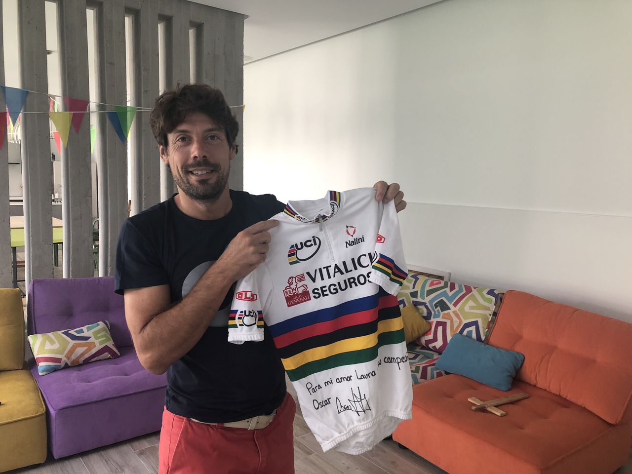 Oscar Friere showing off the jersey he wore at Lombardia a week after winning the 1999 World Championships